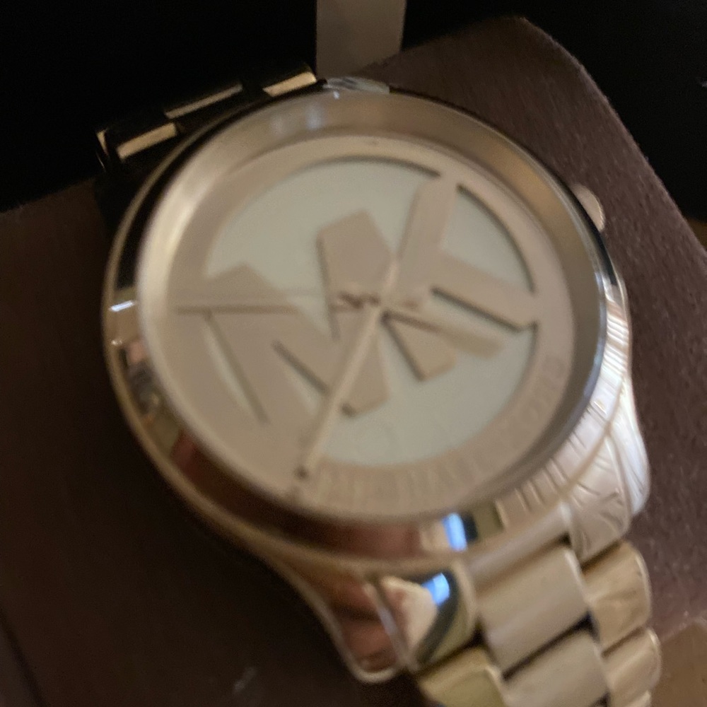 CLASSIC AND Beautiful gold Michael Kors timepiece.